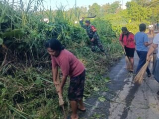 Babinsa Koramil 1310-01/Bitung Bersama Lurah dan Warga Paceda Gelar Karya Bakti Bersih Lingkungan, Dukung Gerakan Indonesia Asri