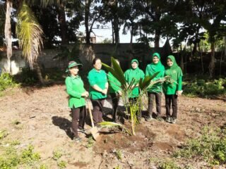Sambut HUT ke-80, Persit Cabang LXII Kodim 1310/Bitung Gelar Aksi Gerakan Indonesia Asri dan Penanaman Pohon