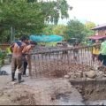 Gotong Royong Babinsa dan Warga Percepat Pembangunan Jembatan Perintis Garuda Rap Rap