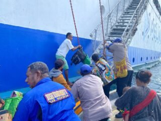 Sat Polairud Polres Waropen Berikan Pengamanan dan Bantuan Penumpang KM Dorolonda di Perairan Pidemani