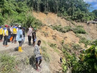 Polres Keerom dan Kementerian PUPR Tinjau Longsor di Jalur Trans Papua, Jalan Alternatif Segera Dibangun 