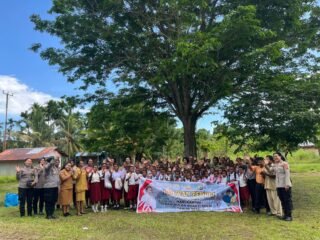 Dalam Rangka Hari Kartini, Polwan Polda Papua Barat Bagikan Tas Untuk Anak Sekolah
