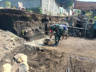 Demi Segera Terwujudnya Jembatan Beton Garuda, Warga dan Babinsa Turun Bantu Proses Pekerjaan