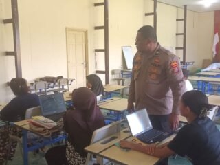 Satuan Binmas Polres Teluk Bintuni Gelar Kegiatan Belajar Mengajar Tik Bagi Siswa-siswi Pkbm Kasih Rumbai Koteka