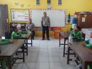 Satlantas Polres Jayapura Tanamkan Disiplin Berlalu Lintas Sejak Dini Lewat Program Polsanak di Sentani