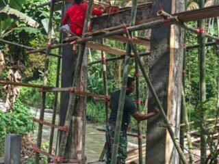 Percepat Pembangunan Jembatan Gantung Perintis Garuda, Babinsa Bantu Pengerjaan Jembatan