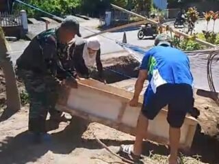 Pengecoran Foot Plat Jembatan Perintis Garuda di Airmadidi Bawah Dikebut Bersama Babinsa dan Warga