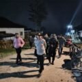 Menyapa Warga di Malam Hari, Polres Tolikara Hadir Lewat Patroli Jalan Kaki