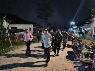 Menyapa Warga di Malam Hari, Polres Tolikara Hadir Lewat Patroli Jalan Kaki
