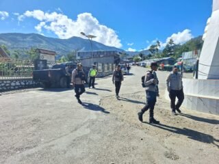 Polres Tolikara Perkuat Patroli Humanis, Pastikan Aktivitas Warga Karubaga Tetap Aman dan Lancar 