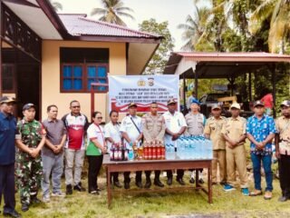 Polsek Numfor Barat Musnahkan Puluhan Botol Miras Hasil Sitaan Operasi Lilin 2025