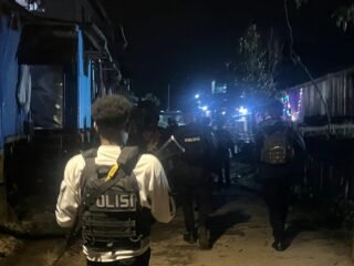 Patroli Jalan Kaki di Malam Hari, Polres Tolikara Hadirkan Rasa Aman bagi Warga Karubaga