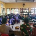 Bhabinkamtibmas dan Babinsa Kawal Penyaluran Bantuan Pangan Bulog bagi Warga Kampung Waninggap Say 