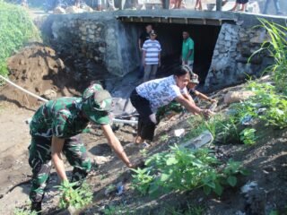 Karya Bakti Pembersihan Lokasi Pembangunan Jembatan Garuda, Wujud Sinergi TNI dan Masyarakat di Girian Indah