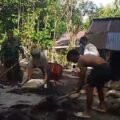 Aktif di Lokasi Pembangunan Jembatan, Babinsa Airmadidi Bawah Bantu Aduk Campuran Semen, Pasir dan Kerikil Bersama Warga dan Pekerja