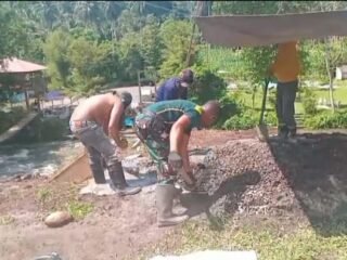 Tak Mengenal Lelah, Babinsa dan Pekerja Terus Kebut Pembangunan Jembatan Perintis Garuda