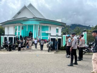 Patroli Harkamtibmas Polres Tolikara Beri Rasa Aman bagi Jemaat Gereja Ebenhaezer Karubaga