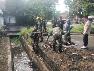 Bentuk Nyata Kepedulian TNI Terhadap Kebersihan Lingkungan, Kodim 1310/Bitung Gelar Karya Bakti Gerakan Indonesia Asri, Bersihkan Selokan dan Taman Median Jalan