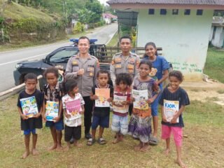 Polsek Biak Barat Hadirkan Semangat Belajar untuk Anak-Anak di Kampung Andai dan Yomdori 