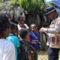 Kasat Binmas Polres Puncak Berbagi Kasih dengan Anak-Anak di Kampung Misimaga