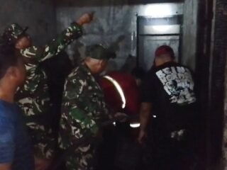 Aksi Cepat Unit Damkar Kodim 1310/Bitung Bantu Padamkan Kebakaran Tiga Rumah Warga
