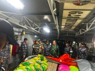 Peduli Bencana, Danrem 131/Santiago Tinjau Langsung Keberangkatan Bantuan Bahan Makanan dan Obat-Obatan untuk Korban Gempa Sangihe