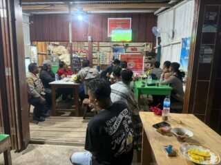 Jalin Keakraban dengan Warga, Polsek Arso Timur Gelar NGOPI dan Nobar Bersama Masyarakat Kampung Pitewi