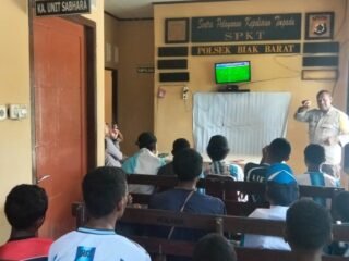 Bangun Kedekatan dengan Warga, Polsek Biak Barat Gelar Nobar Piala Dunia