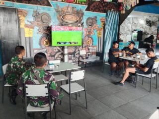 Jalin Kebersamaan dengan Warga, Kodim 1310/Bitung Nonton Bareng Piala Dunia 2026