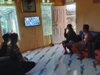 Perkokoh Sinergi Bersama Masyarakat di Wilayah Binaan, Personel Koramil Jajaran Kodim 1310/Bitung Gelar Nobar Bola Gembira Piala Dunia 2026