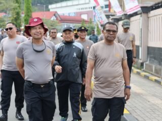 Kapolda Papua Pimpin Jalan Santai, Tekankan Pentingnya Kebugaran untuk Mendukung Tugas Kepolisian