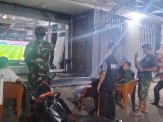 Meriah dan Penuh Keakraban, Personel Koramil 1310-04/Dimembe Nobar Piala Dunia Bersama Masyarakat Tatelu Rondor