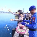 Polda Papua Barat Gelar Ziarah Rombongan dan Upacara Tabur Bunga di Laut dalam Rangka Menyambut Hari Bhayangkara ke-80