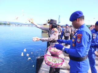 Polda Papua Barat Gelar Ziarah Rombongan dan Upacara Tabur Bunga di Laut dalam Rangka Menyambut Hari Bhayangkara ke-80