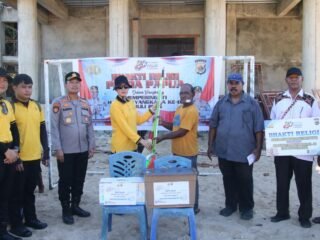 Sambut Hari Bhayangkara ke-80, Polda Papua Salurkan Bantuan Bahan Bangunan untuk Gereja GKI Ebenhezer Kayo Pulau