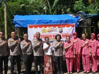 Sambut Hari Bhayangkara ke-80, Polda Papua Barat Serahkan Bantuan Sumur Bor dan Bedah Rumah bagi Masyarakat di Manokwari