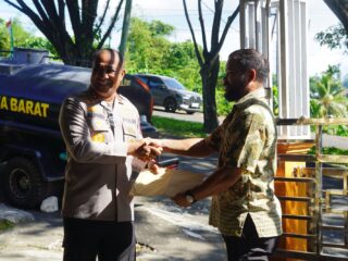 Polda Papua Barat Berikan Bantuan Air Bersih dalam Rangka Hari Bhayangkara ke-80