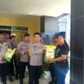 Momentum Hari Bhayangkara ke-80, Biro SDM Polda Papua Bagikan Beras SPHP 