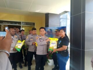 Momentum Hari Bhayangkara ke-80, Biro SDM Polda Papua Bagikan Beras SPHP 