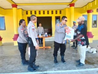Wakapolres Mamberamo Tengah Salurkan Bantuan Sembako kepada Tokoh Pemuda di Kobakma