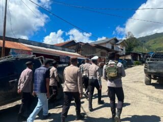 Patroli Jalan Kaki Polres Tolikara Perkuat Kedekatan dengan Masyarakat, Wujudkan Kamtibmas yang Kondusif