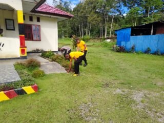 Budayakan Kebersihan dan Disiplin, Personel Polsek Bokondini Gelar Aksi Bersih Mako