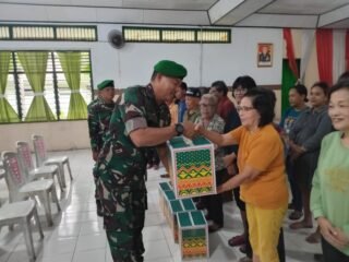 Penyerahan Bantuan Sembako kepada Masyarakat Yang Kurang Mampu di Kodim 1310/Bitung, Wujud Kepedulian di Minggu Penuh Kasih