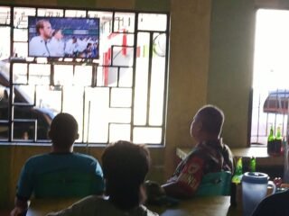Kekompakan dan Kebersamaan Terlihat Saat TNI dan Warga Nonton Bareng Piala Dunia 2026