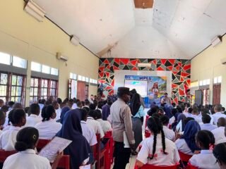 Sat Binmas Polres Sarmi Bekali Siswa Baru SMAN 1 Sarmi dengan Edukasi Hukum dan Bahaya Narkoba