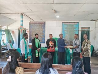 Peduli Sarana Ibadah, Polsek Bonggo Serahkan Bantuan kepada Panitia Pembangunan Gereja