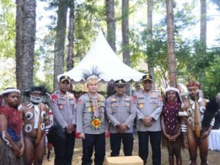 Polri Dukung Generasi Emas Papua, Astamaops Kapolri Salurkan Bantuan Pendidikan di Wesaput