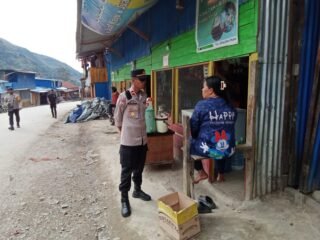 Patroli Humanis Polres Tolikara Perkuat Rasa Aman Masyarakat di Kota Karubaga