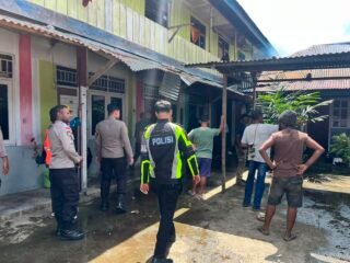 Respons Cepat Layanan 110, Polres Teluk Bintuni Terjunkan Personel dan Mobil AWC Jinakkan Api di Kampung Lama