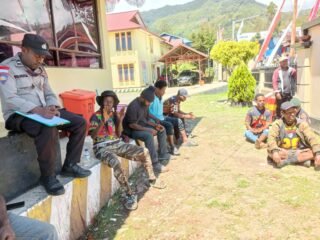 Utamakan Musyawarah, Sat Binmas Polres Tolikara Mediasi Sengketa Dana Kampung Secara Humanis